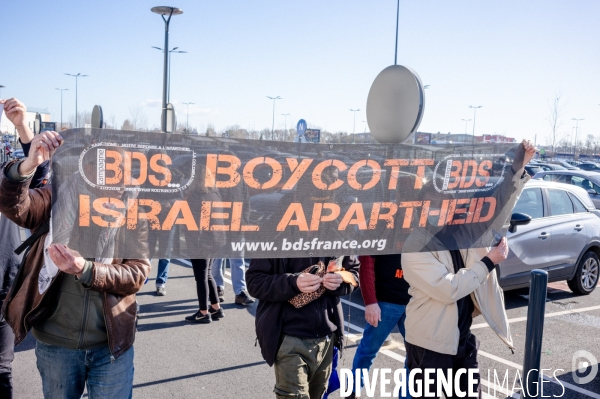 Action BDS Boycott Carrefour en soutien au peuple Palestien à Saint-Pierre-de-Corps (Indre-et-Loire) dans le cadre d une campagne d action nationale.