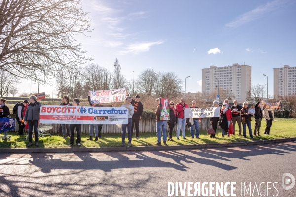 Action BDS Boycott Carrefour en soutien au peuple Palestien à Saint-Pierre-de-Corps (Indre-et-Loire) dans le cadre d une campagne d action nationale.