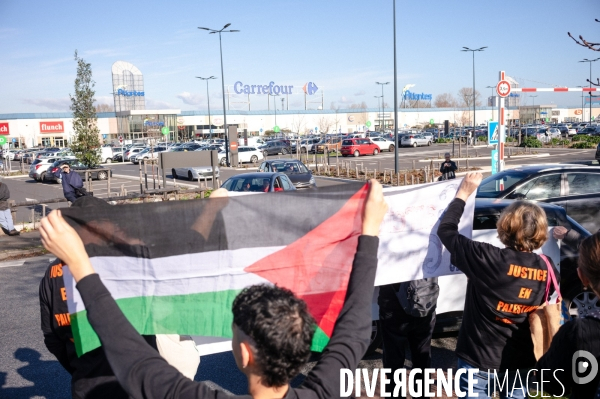 Action BDS Boycott Carrefour en soutien au peuple Palestien à Saint-Pierre-de-Corps (Indre-et-Loire) dans le cadre d une campagne d action nationale.