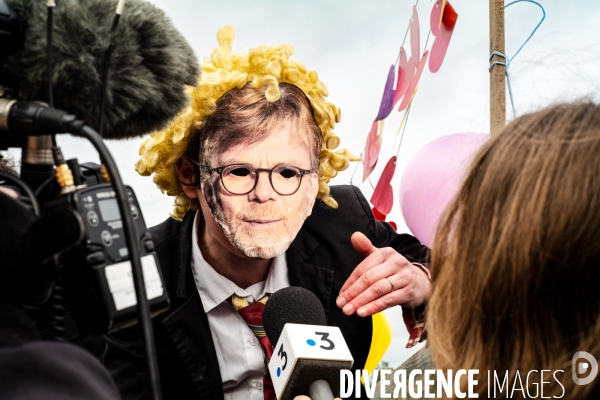 L amour au grand jour  :  manifestation de la Confédération Paysanne du Maine-et-Loire à Angers pour dénoncer les liens entre la FNSEA, le ministère de l agriculture et la finance.