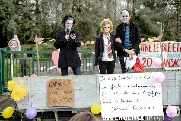 L amour au grand jour  :  manifestation de la Confédération Paysanne du Maine-et-Loire à Angers pour dénoncer les liens entre la FNSEA, le ministère de l agriculture et la finance.