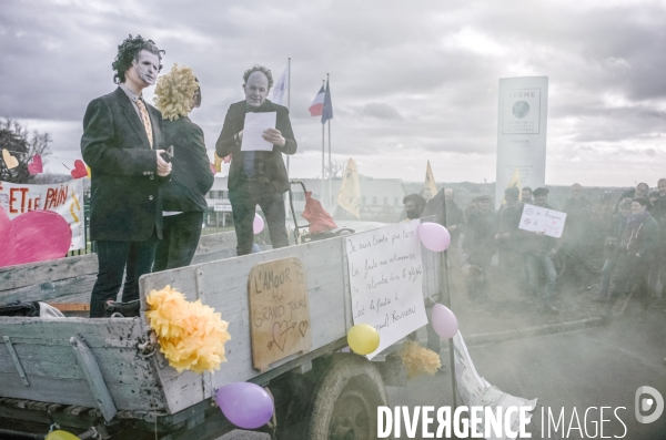 L amour au grand jour  :  manifestation de la Confédération Paysanne du Maine-et-Loire à Angers pour dénoncer les liens entre la FNSEA, le ministère de l agriculture et la finance.