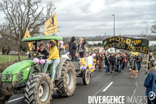 L amour au grand jour  :  manifestation de la Confédération Paysanne du Maine-et-Loire à Angers pour dénoncer les liens entre la FNSEA, le ministère de l agriculture et la finance.