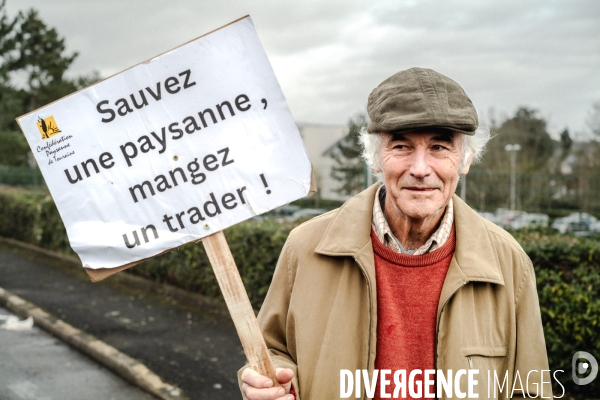 L amour au grand jour  :  manifestation de la Confédération Paysanne du Maine-et-Loire à Angers pour dénoncer les liens entre la FNSEA, le ministère de l agriculture et la finance.