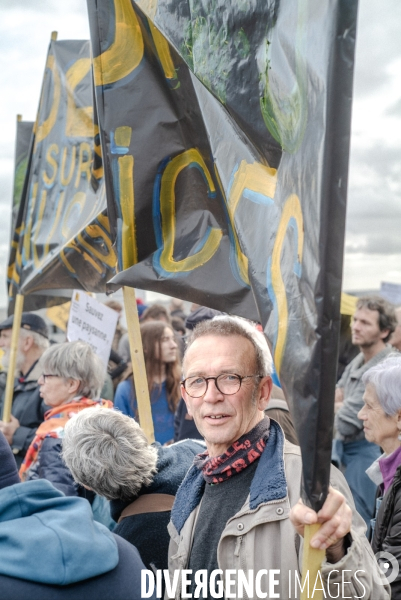 L amour au grand jour  :  manifestation de la Confédération Paysanne du Maine-et-Loire à Angers pour dénoncer les liens entre la FNSEA, le ministère de l agriculture et la finance.