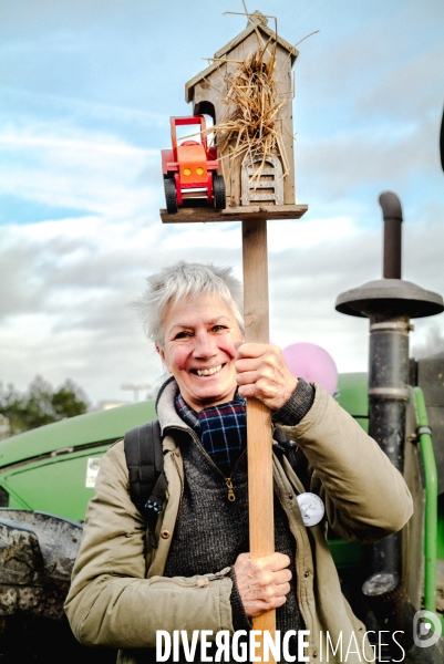 L amour au grand jour  :  manifestation de la Confédération Paysanne du Maine-et-Loire à Angers pour dénoncer les liens entre la FNSEA, le ministère de l agriculture et la finance.