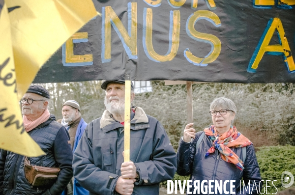 L amour au grand jour  :  manifestation de la Confédération Paysanne du Maine-et-Loire à Angers pour dénoncer les liens entre la FNSEA, le ministère de l agriculture et la finance.