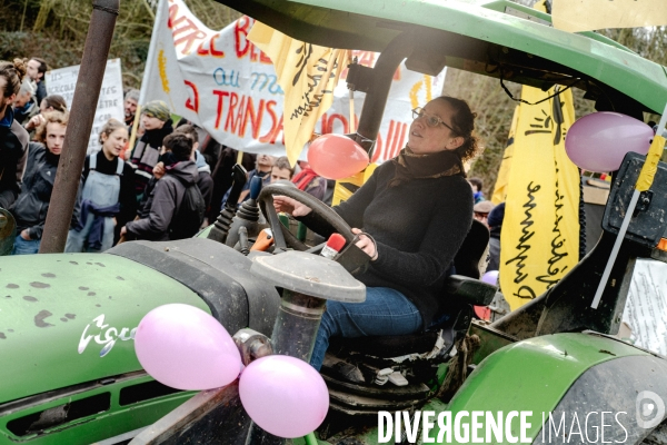 L amour au grand jour  :  manifestation de la Confédération Paysanne du Maine-et-Loire à Angers pour dénoncer les liens entre la FNSEA, le ministère de l agriculture et la finance.