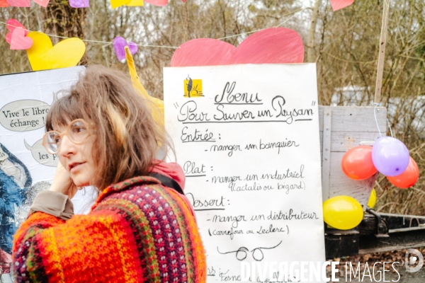 L amour au grand jour  :  manifestation de la Confédération Paysanne du Maine-et-Loire à Angers pour dénoncer les liens entre la FNSEA, le ministère de l agriculture et la finance.