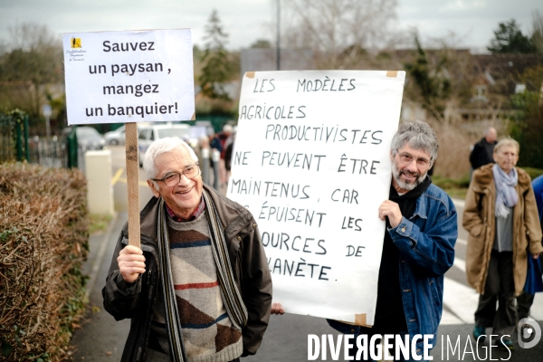 L amour au grand jour  :  manifestation de la Confédération Paysanne du Maine-et-Loire à Angers pour dénoncer les liens entre la FNSEA, le ministère de l agriculture et la finance.