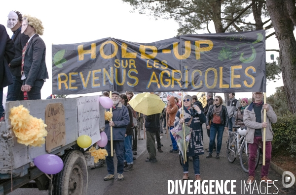L amour au grand jour  :  manifestation de la Confédération Paysanne du Maine-et-Loire à Angers pour dénoncer les liens entre la FNSEA, le ministère de l agriculture et la finance.