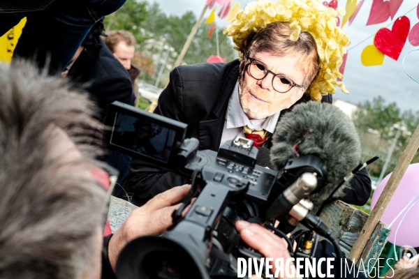 L amour au grand jour  :  manifestation de la Confédération Paysanne du Maine-et-Loire à Angers pour dénoncer les liens entre la FNSEA, le ministère de l agriculture et la finance.