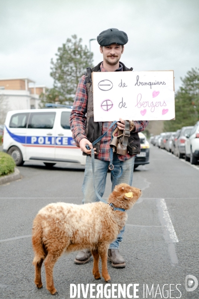 L amour au grand jour  :  manifestation de la Confédération Paysanne du Maine-et-Loire à Angers pour dénoncer les liens entre la FNSEA, le ministère de l agriculture et la finance.