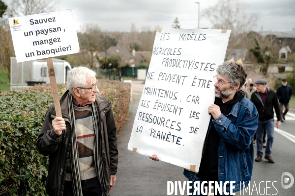 L amour au grand jour  :  manifestation de la Confédération Paysanne du Maine-et-Loire à Angers pour dénoncer les liens entre la FNSEA, le ministère de l agriculture et la finance.