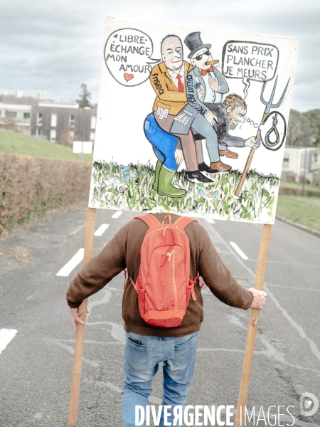 L amour au grand jour  :  manifestation de la Confédération Paysanne du Maine-et-Loire à Angers pour dénoncer les liens entre la FNSEA, le ministère de l agriculture et la finance.