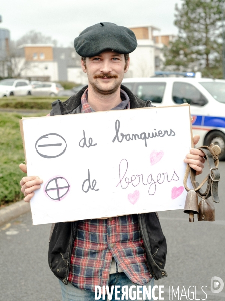 L amour au grand jour  :  manifestation de la Confédération Paysanne du Maine-et-Loire à Angers pour dénoncer les liens entre la FNSEA, le ministère de l agriculture et la finance.