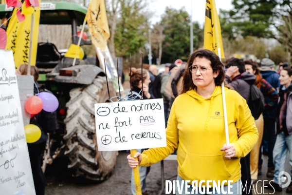 L amour au grand jour  :  manifestation de la Confédération Paysanne du Maine-et-Loire à Angers pour dénoncer les liens entre la FNSEA, le ministère de l agriculture et la finance.