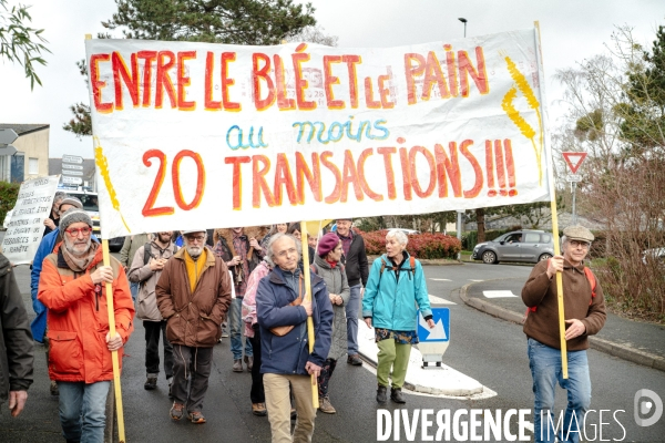 L amour au grand jour  :  manifestation de la Confédération Paysanne du Maine-et-Loire à Angers pour dénoncer les liens entre la FNSEA, le ministère de l agriculture et la finance.