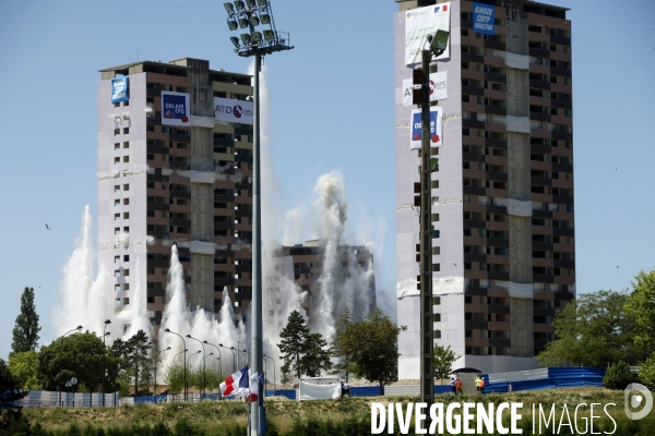 Implosion par foudroyage intégral des tours Genêt, Hortensia et Iris dans le cadre du plan de rénovation urbaine