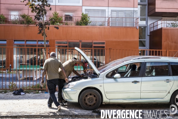 Mecaniciens de rue dans le quartier du Landy a Aubervilliers