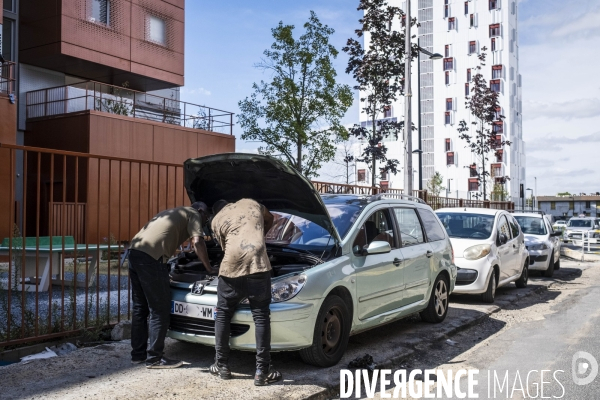 Mecaniciens de rue dans le quartier du Landy a Aubervilliers