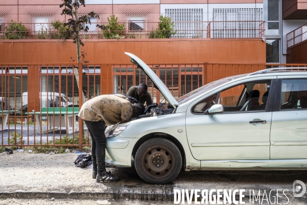 Mecaniciens de rue dans le quartier du Landy a Aubervilliers