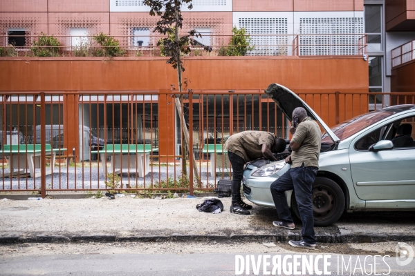 Mecaniciens de rue dans le quartier du Landy a Aubervilliers
