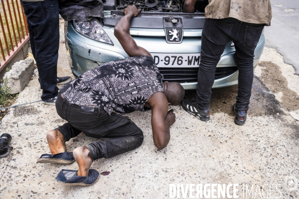 Mecaniciens de rue dans le quartier du Landy a Aubervilliers