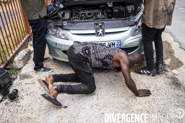 Mecaniciens de rue dans le quartier du Landy a Aubervilliers
