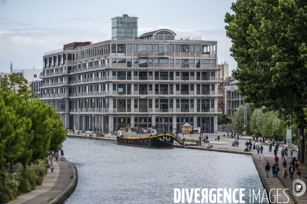 Activite sportive, urbanisation et promenade le long du canal de l Ourcq en Seine Saint Denis.