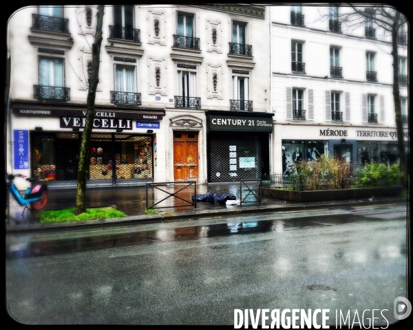 Un sdf endormi sur une bouche d aération du métro