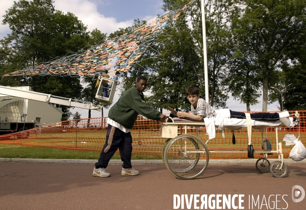 L Art dans la cité: Oscar Lloveras sculteur argentin à Bullion, centre de convalescence en région parisienne.