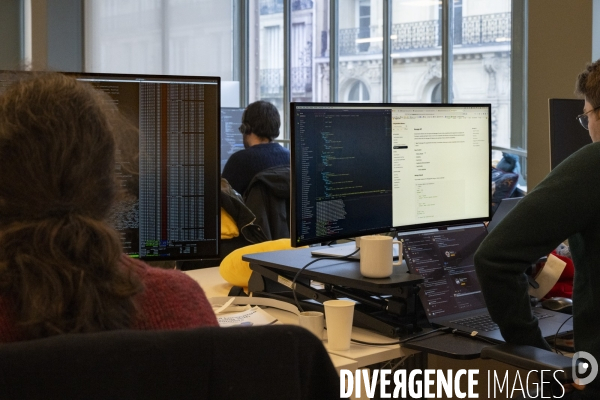 Dans les locaux parisiens de Hugging Face, start-up franco-américaine, actrice de l IA