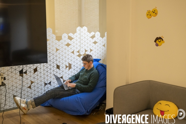Dans les locaux parisiens de Hugging Face, start-up franco-américaine, actrice de l IA