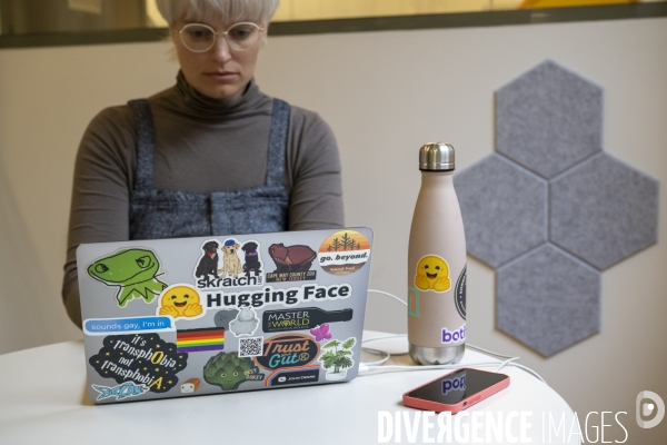 Dans les locaux parisiens de Hugging Face, start-up franco-américaine, actrice de l IA