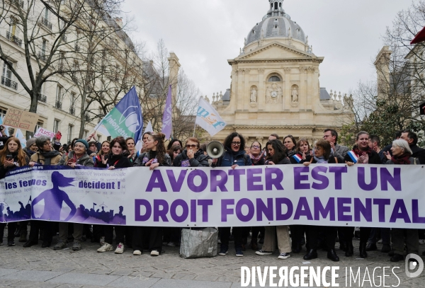 Manifestation pro IVG à proximité du Sénat