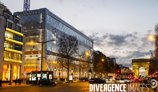 Un batiment louis vuitton en forme de malle sur les champs elysees