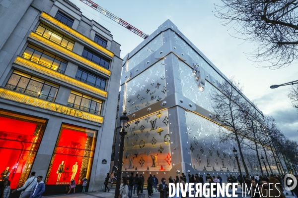 Un batiment louis vuitton en forme de malle sur les champs elysees