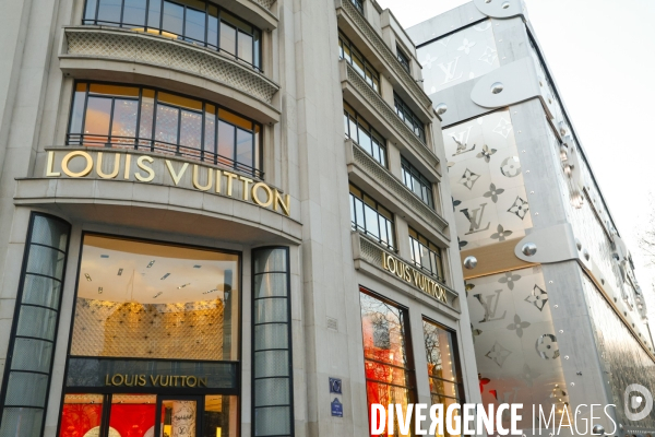 Un batiment louis vuitton en forme de malle sur les champs elysees
