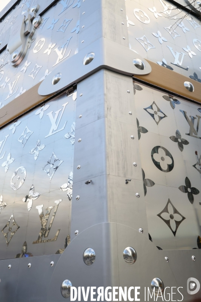 Un batiment louis vuitton en forme de malle sur les champs elysees