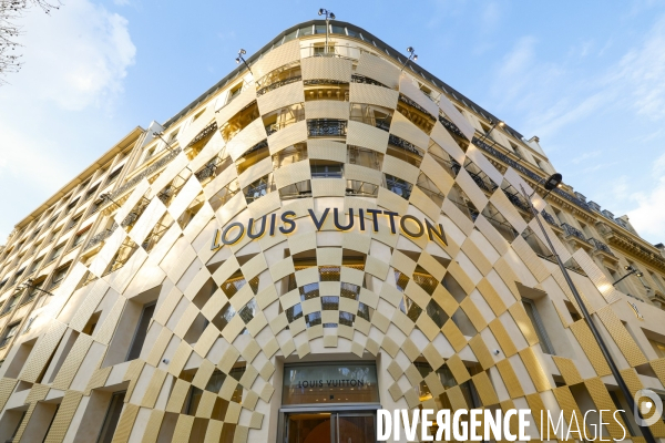 Un batiment louis vuitton en forme de malle sur les champs elysees