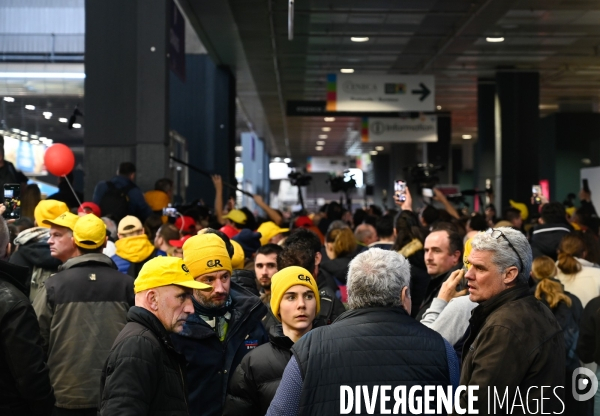 Salon de l Agriculture 2024. Agriculteurs et éleveurs en colère attendent le président Macron