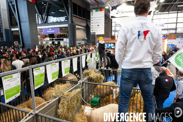 Salon de l Agriculture 2024. Agriculteurs et éleveurs en colère attendent le président Macron