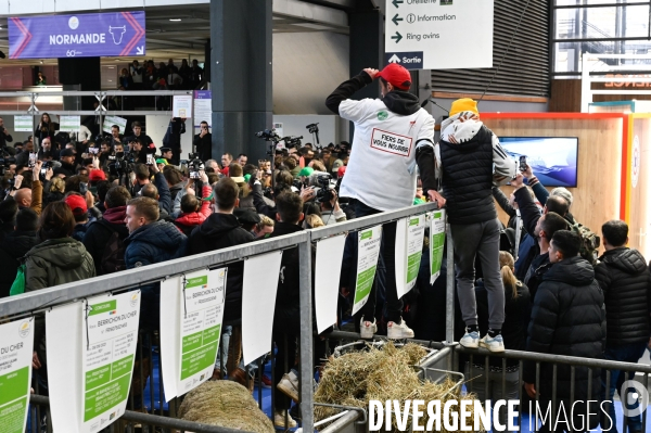 Salon de l Agriculture 2024. Agriculteurs et éleveurs en colère attendent le président Macron