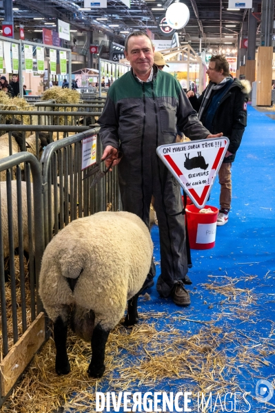 Salon de l Agriculture 2024. Agriculteurs et éleveurs en colère attendent le président Macron