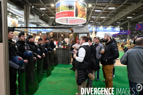 Salon de l Agriculture 2024. Agriculteurs et éleveurs en colère attendent le président Macron