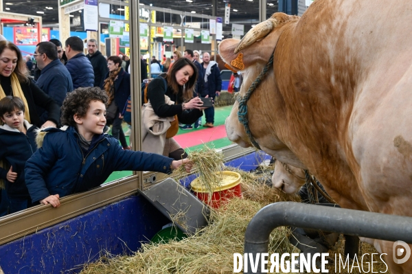 Salon de l Agriculture 2024. Les enfants viennent voir les animaux.