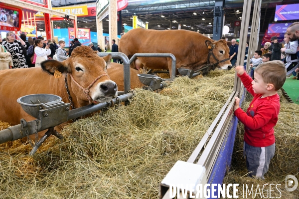 Salon de l Agriculture 2024. Les enfants viennent voir les animaux.