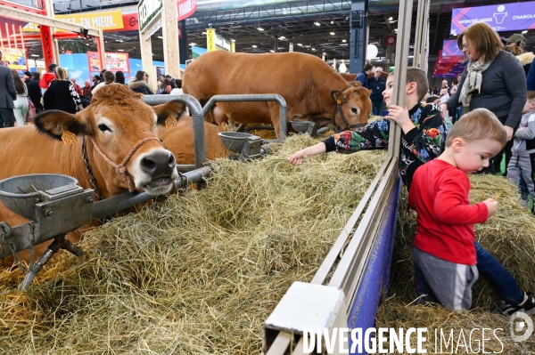 Salon de l Agriculture 2024. Les enfants viennent voir les animaux.