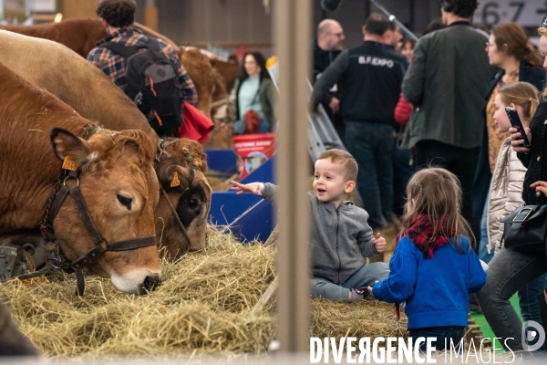 Salon de l Agriculture 2024. Les enfants viennent voir les animaux.
